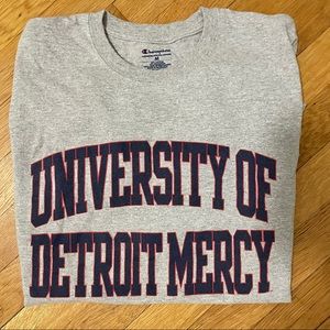 University of Detroit Mercy College T-Shirt Size M